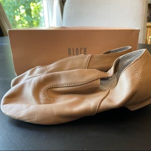 Girls BLOCH jazz shoes. Worn for one dance season. Tan. Size 5.